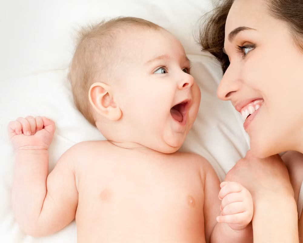 Việc bé luôn được sống trong không gian vui vẻ, không lời quát mắng, giận dữ sẽ hình thành tính cách hòa đồng, nhiệt tình, hòa nhã trong tương lai. Mẹ hãy cố gắng giúp con tất cả những việc này nhé. Ảnh: toamcuatoi.com.