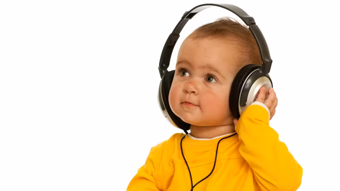 2. Cho con nghe nhạc. Đây là một thói quen để hình thành nên những thiên tài âm nhạc trong tương lai. Những âm điệu du dương, pha lẫn vui nhộn sẽ làm bé yêu vui vẻ, thoải mái. Ảnh: truongnhac.edu.vn.