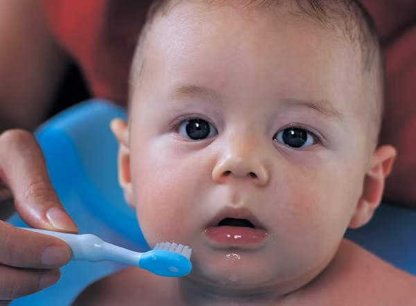 4. Miệng. Kiểm tra xem bé có bị tưa lưỡi hay các vấn đề nhiệt miệng, đau họng hay không. Phát hiện xem bé đã có dấu hiệu mọc răng hay chưa để biết cách xử trí. Ảnh: suckhoerangmieng.info.