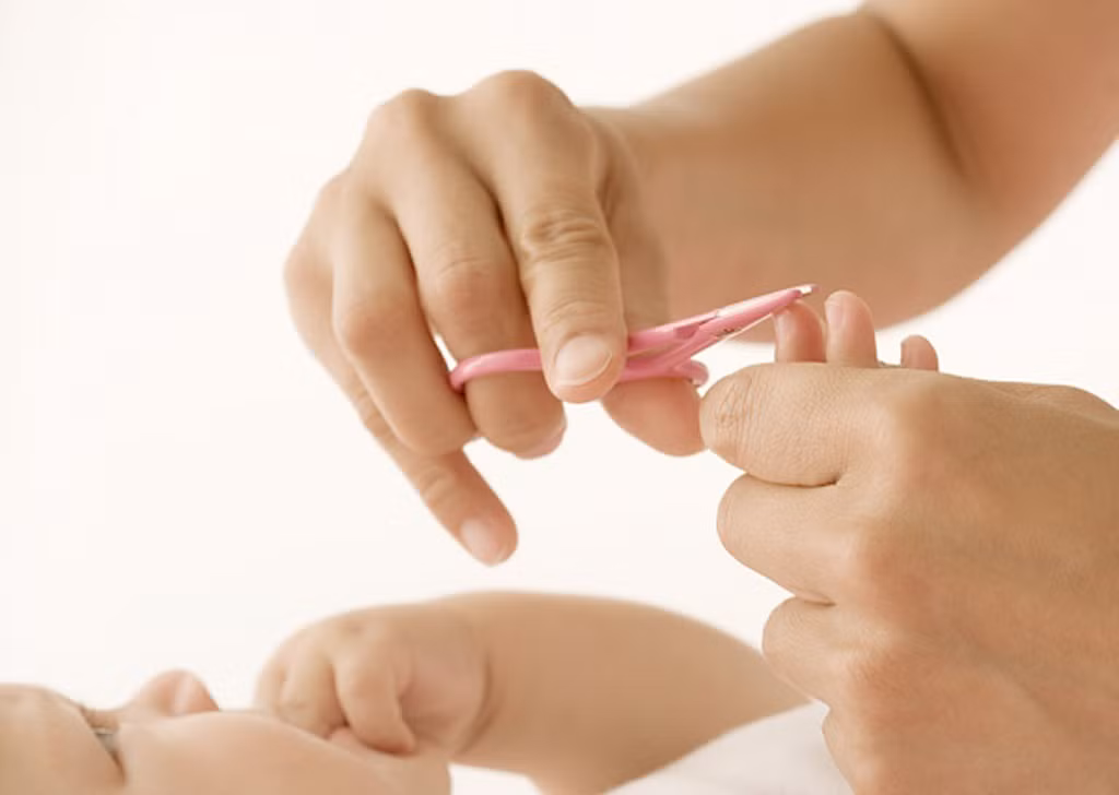 6. Móng chân, móng tay. Móng chân móng tay của bé cũng có ảnh hưởng rất lớn đến sức khỏe, đặc biệt là quan sát những dấu hiệu bất thường, nếu màu sắc móng tay biến đổi cũng cần phải đưa tới bác sĩ để kiểm tra ngay. Ảnh: suckhoedoisong.vn.
