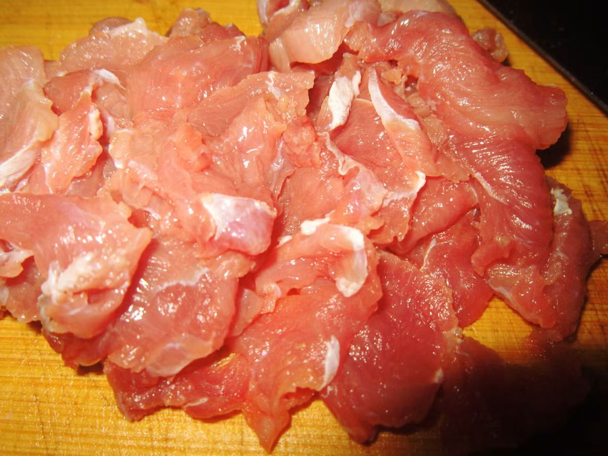 2. Cải ngồng xào thịt lợn. Nguyên liệu: Thịt lợn, rau cải ngồng, hành lá, hành củ, nước mắm, rau mùi, gia vị. Thịt lợn rửa sạch, thái mỏng. Hành khô bóc vỏ băm nhỏ và cho vào ướp thịt và mắm, ướp khoảng 15 phút cho thịt ngấm. Ảnh: BepGiaDinh.com.