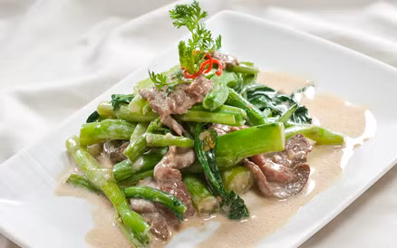 Cho chảo lên bếp nóng lên đổ dầu vào và bỏ hành tím cho phi lên cho thơm, cho lòng gà vào đảo đều vừa chín tới, cho cải vào đảo nhanh tay, (lửa phải lớn) cho chín rồi tắt bếp. Ảnh: hellomam.vn.