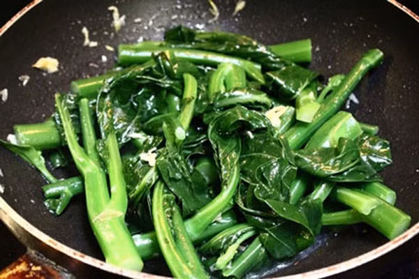 5. Miến xào cua, cải ngồng. Nguyên liệu: Cua, miến dong, cải ngồng, hành tây, cà rốt, hành bô roa, tỏi. Luộc cua rồi tách lấy thịt. Cải, cà rốt cắt miếng nhỏ vừa ăn. Miến dong ngâm nước 15 phút. Ảnh: baomoi.com.