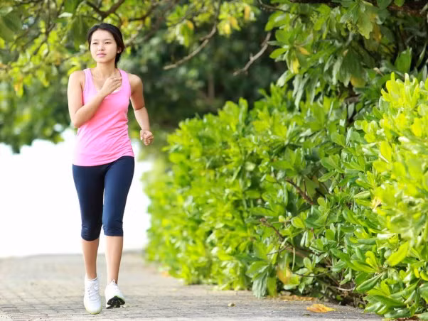 1. Tăng cường vận động: Chỉ có rèn luyện thể dục thể thao mới có thể giảm lượng axit dư thừa, cân bằng pH. Đi bộ là hình thức thể dục tốt nhất cho giúp ích cho việc này. Ảnh: giauco.com.