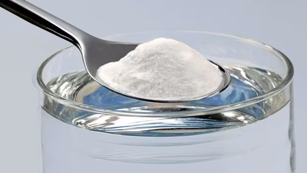 6. Sử dụng bột baking soda: Đây cũng là một loại đồ uống mà bạn nên bổ sung vào chế độ ăn uống của mình. Hãy trộn 2 thìa bột baking soda và 220ml nước để được một ly nước có lợi cho sức khỏe. Ảnh: tapchidongy.vn.