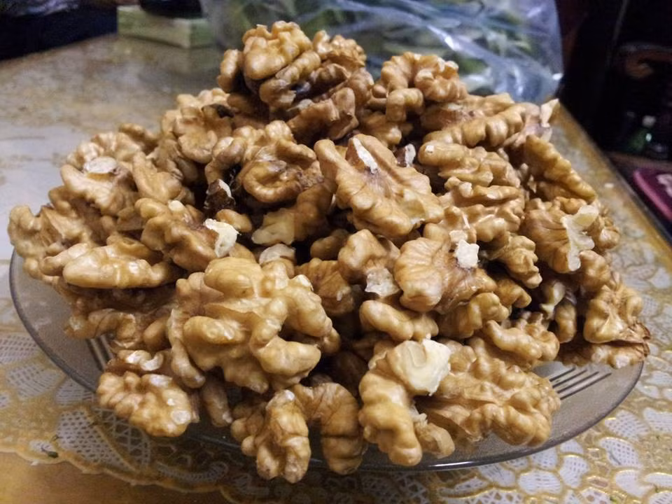 3. Cách rang hạt óc chó. Nguyên liệu: Phần nhân (hạt) quả óc chó. Đun cho nóng chảo, sau đó cho chút muối vào đảo đều cho nóng muối, tiếp theo cho hạt óc chó vào và đảo đều tay. Ảnh: lamdepsuckhoe.com.
