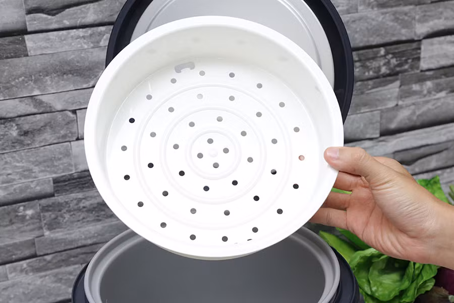 3. Cá hấp bia bằng nồi cơm điện. Nguyên liệu: Cá mè hoặc trắm, 1 lon bia, muối, tiêu, gừng, tỏi, dầu mè. Cá mua về làm sạch lột da và bỏ xương lấy phần thịt cá phi lê. Cho cá vào một cái đĩa rắc chút muối và chút tiêu, gừng, tỏi lên mặt. Ảnh: Zojirushi.vn.