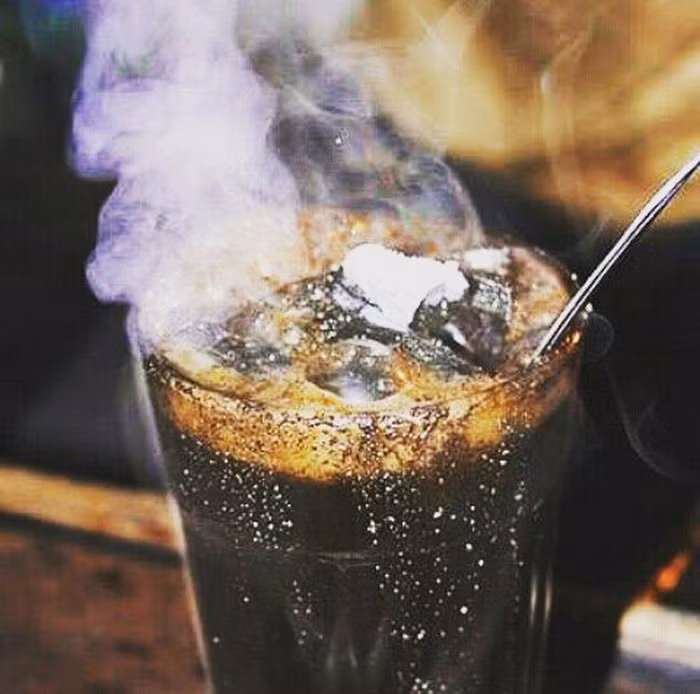 Loại hình cà phê này có tên gọi là “Kopi Joss” và nó được sáng tạo trong những năm 1960. Nguyên nhân bắt đầu từ việc chủ quán cà phê bị những cơn đau dạ dày hành hạ. Khi nhìn những viên than đỏ rực đang đun nước sôi ùng ục, ông lóe ra ý tưởng mới.