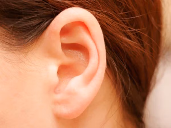3. Lỗ tai. Ít ai biết rằng lỗ tai là nơi tập trung 5 huyệt vị vô cùng quan trọng. Nếu không thường xuyên vệ sinh lỗ tai sẽ gây nhiễm khuẩn. Bộ phận này được làm sạch đồng nghĩa với việc giúp cơ thể điều hòa thân nhiệt, giúp ổn định huyết áp. Ảnh: ytamduong.vn.