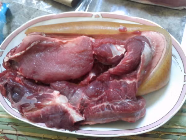 2. Thịt lợn rừng xào sả ớt. Nguyên liệu: Thịt lợn rừng, ớt ngọt, gia vị: sa tế, dầu hào, hạt nêm, sả, tỏi, hành tím, hành hoa. Thịt lợn rừng cạo rửa sạch, thái miếng mỏng nhưng to bản. Sả thái lát mỏng; hành tỏi đập dập băm nhỏ. Ướp thịt với 2/3 chỗ sả, tỏi và hành, dầu hào, hạt nêm trộn đều trong 15 phút. Ảnh: lonrung.com.