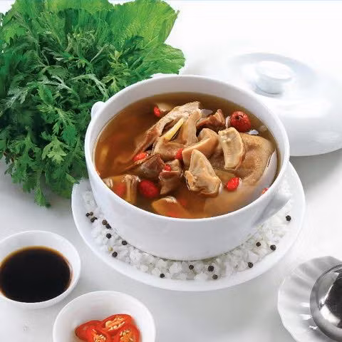 Món 4: Dạ dày lợn hầm thuốc bắc. Nguyên liệu: Dạ dày lợn, thuốc bắc, gừng, hành lá, muối, tiêu trắng. Gừng cạo vỏ, rửa sạch rồi thái lát, hành lá rửa sạch cắt khúc khoảng 2- 3 cm. Dạ dày rửa thật sạch. Đun sôi 1 nồi nước, thêm hành lá, gừng, dạ dày vào luộc trong khoảng 10 phút. Dạ dày chín thì vớt ra, thái miếng vừa ăn. Cho vào nồi thuốc bắc và dạ dày lợn vào. Đun liu riu trong 30-45 phút. Sau đó thêm muối, hạt tiêu, nấu trong 5 phút thì tắt bếp. Ảnh: unileverfoodsolutions.com.vn.