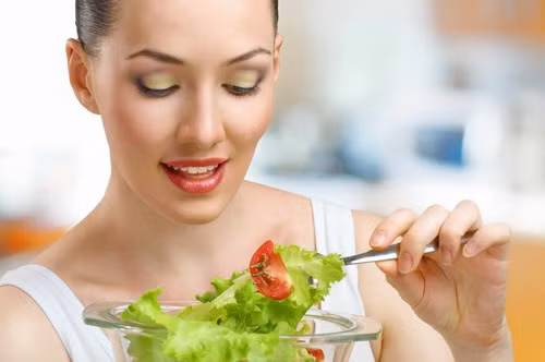 Ngoài việc chữa ho, quất hồng bì còn chữa được nhiều bệnh khác như kích thích tiêu hóa và phòng bệnh cho phụ nữ sau sinh. Lấy vỏ thân hoặc rễ cây quất hồng bì 30g, rễ sử quân 20g, quả khế chua 20g. Các vị sao vàng, sắc đặc, chia uống nhiều lần trong ngày. Ảnh: Healthplus.