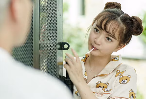 Bạn nên dùng dây chun có bọc vải để buộc cố định búi tóc trên đỉnh đầu, tránh làm gãy nếp tóc như dây chun nịt bình thường. Sau một đêm, tóc sẽ có những nếp sóng này, trông có vẻ dày hơn mà không bị rối xù. Ảnh: vanhoavietbooks.com.