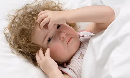 3. Mệt mỏi. Bé sẽ có cảm giác mệt mỏi, môi và má đỏ hơn bình thường, da khô hơn, đó là dấu hiệu của sốt và mất nước, cử chỉ của mẹ chậm, lừ đừ. Ảnh: wikiphunu.vn.