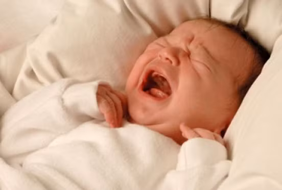 2. Trẻ quấy khóc, hay dễ nổi cáu. Bé không chơi như bình thường bởi cơ thể bé mệt mỏi, muốn nghỉ ngơi, bé bứt rứt trong người, ăn uống không tốt. Ảnh: Sonno.bimbi.com.