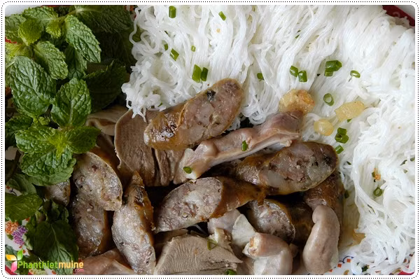 Miếng bánh trắng muốt vừa dai vừa dẻo, lại có mùi thơm của gạo và hành phi. Nước chấm thường là mắm được pha chút tỏi ớt giã nhuyễn cùng chanh. Đĩa lòng ăn kèm với bánh có đủ tim, gan, cật, phèo non và thịt ba chỉ. Ảnh: phanthietvn.com.