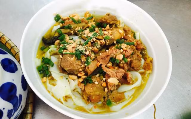 5. Mì quảng. Món ăn sáng này không gì có thể ngon hơn, nếu chỉ đến trễ chút là bạn sẽ không có để thưởng thức. Sợi mì mềm, không bị bỡ hòa với nước dùng đậm đà, ngọt xương. Một tô đủ cả thịt gà, thịt heo, tôm, đậu phộng, ăn kèm rau mầm, xà lách xắt nhỏ và bánh tráng nướng. Ảnh: Foody.vn.