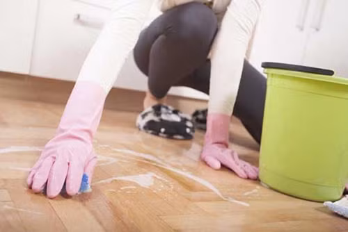 Lau nhà bằng tay tạo ra nhiều lực tác động ở cánh tay, và các cơ bụng do đứng lên ngồi xuống liên tục. Những động tác này sẽ tích cực đốt cháy mỡ thừa trong cơ thể, nhất là ở vùng bụng. Ảnh: lifestyle.cfyc.com.vn.