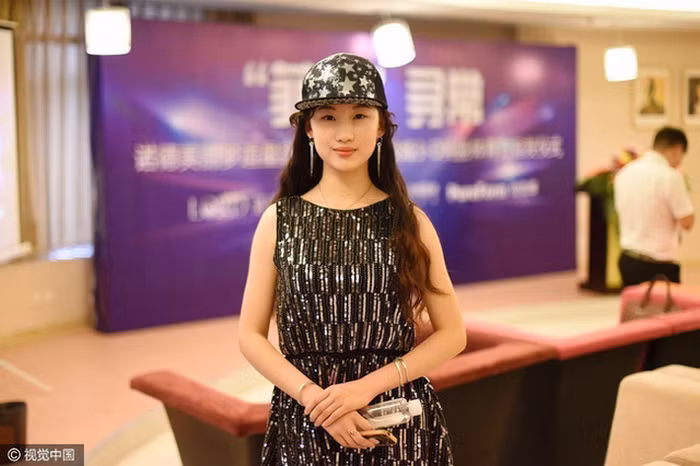 Phẫu thuật hóa Lưu Diệc Phi. Cô sinh viên đại học Lý Dịch Phi khát khao trở nên xinh đẹp, tài năng và nổi tiếng như Lưu Diệc Phi. Vì lẽ đó, cô quyết tâm phẫu thuật thành thần tượng, cải tạo toàn bộ gương mặt của mình để trở thành Lưu Diệc Phi thứ hai. Ảnh: Sina.