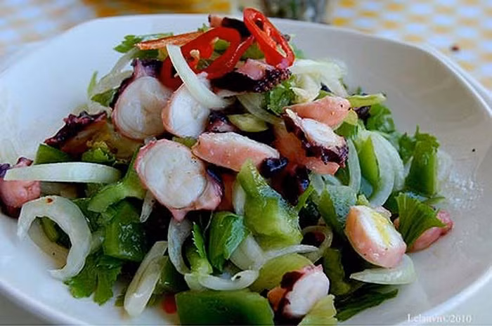 Bắc chảo và phi thơm tỏi rồi cho mực vào xào trên lửa lớn. Khi mực săn cho ớt vào xào cùng và đổ ra đĩa riêng. Tiếp theo cho rau cần vào xào lửa lớn để xanh rau. Xào tầm 1phút thì đổ mực vào xào đều, nêm nếm lại cho vừa ăn, khoảng 1 phút nữa thì tắt bếp.