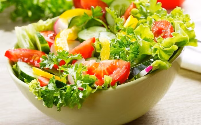 Cho cần tây, cà chua bi, khoai tây, thịt lợn hai lát vào tô. Sau đó cho sốt mayonnaise vào, trộn đều, rắc vừng rang lên trên. Bạn nên dùng món ăn từ cần tây này ngay sau khi trộn. Ảnh: Vietbao.