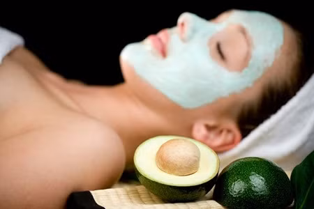 Mặt nạ tẩy da chết: Bỏ lớp vỏ mỏng xung quanh hạt, có thể nướng qua bằng lửa nhỏ hoặc luộc chín, phơi nắng 3-5 ngày. Đập dập hạt bơ hoặc cho vào máy xay sinh tố xay nhuyễn và đắp lên da mặt trong 15 - 20 phút rồi rửa lại bằng nước ấm sạch. Ảnh: trimuntrungcahieuqua.net.