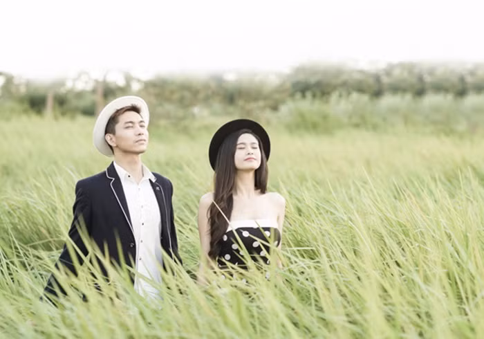 Đầu năm 2015, khi mâu thuẫn cả hai lên đỉnh điểm tưởng chừng không thể giải quyết, Quỳnh Anh ôm con bỏ nhà ra đi, Tim đã lên trang cá nhân cầu xin, nói lên nỗi thống khổ như một soái ca trong ngôn tình rằng: “Anh không dám bước vào phòng vì sợ thấy hình ảnh của em và con, không dám ngủ vì sợ nhắm mắt thấy em và con. Anh đi lang thang suốt đêm tới sáng vẫn không thấy em và con. 4 năm qua là 4 năm buồn bã vậy hãy để 10, 20, 30... năm sau là những năm anh bù đắp lại được không em”. Ảnh: Timmoi.