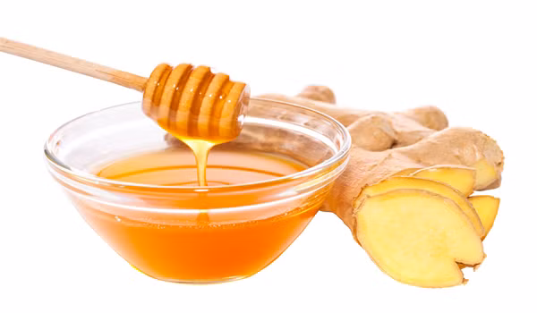 Ngậm mật ong và gừng chữa rát họng: Mật ong và gừng đều có tác dụng làm ấm cơ thể, trị những bệnh cảm, nhiễm lạnh. Bạn có thể đập nhỏ gừng rồi trộn với một ít mật ong để ngậm. Bạn đừng nuốt vội mà ngậm càng lâu càng tốt. Ảnh: cottuf.vn.