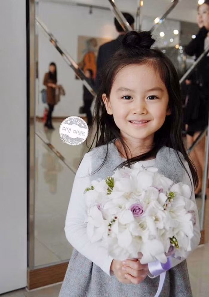 Sau khi tham gia chương trình truyền hình thực tế “Hello Baby thì bé đã nhận được sự quan tâm yêu mến của cộng đồng mạng. Với gương mặt xinh xắn và đáng yêu của mình, Da Young đang làm người mẫu, quay quảng cáo cho những nhãn hàng và thương hiệu thời trang nhí. Ảnh: Yannews.