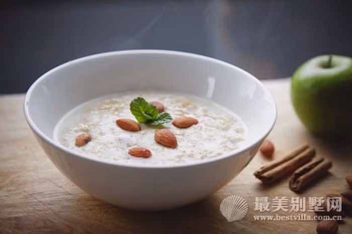 Cháo gạo tẻ, hạnh nhân. Dùng 15g hạnh nhân bỏ vỏ, giã nát lọc lấy nước cho vào 50g gạo và nấu cháo ăn nóng. Bài thuốc chữa trị viêm phế quản do cảm lạnh. Ảnh: Sina.