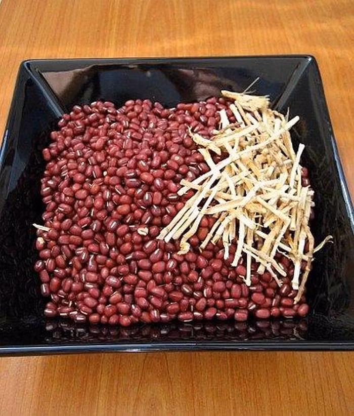 Đậu đỏ, rễ cỏ tranh. Dùng rễ cỏ tranh tươi 200g sắc lấy nước bỏ bã rồi cho vào 200g gạo tẻ để nấu thành cháo và ăn mỗi ngày 3-4 lần. Ảnh: Amthuc365.