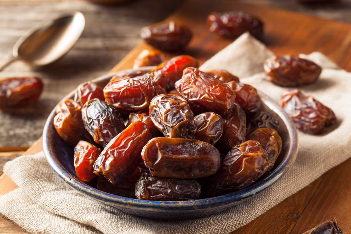 1. Bánh chà là và nho khô. Nguyên liệu: Bột mì, đường thốt nốt, bơ, nước bưởi, dầu oliu, muối, chà là khô, nho khô, trứng gà. Chà là cắt nhỏ bỏ hạt. Trứng gà cho vào máy đánh bông lên sau đó cho đường, dầu, bơ, muối đánh đều, tiếp đến cho bột mì vào quay tiếp 2 phút. Ảnh: sanphamxachtay.net.