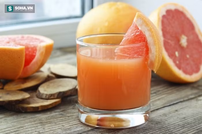 Bưởi và nước ép bưởi. Trong bưởi có chứa hóa chất có tác dụng kìm hãm sự chuyển hóa của oestrogen. Tuy nhiên, không phải bất cứ loại thuốc ngừa thai nào cũng tương tác với bưởi hoặc nước bưởi. Bạn khó để biết thuốc nào tương tác với nước bưởi, thuốc nào không. Cho nên biện pháp tốt nhất là tránh ăn bưởi hoặc uống nước bưởi khi sử dụng thuốc ngừa thai. Ảnh: Monngon.