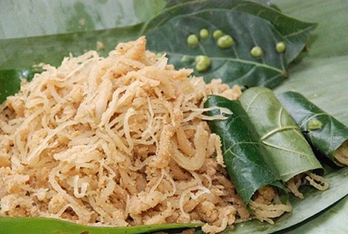 Ớt thái nhỏ, lá chanh thái nhỏ và cho bì lợn, thịt lợn đã thái, mỡ phần, đường, hạt tiêu, thính, ớt và vắt thêm chanh vào. Trộn đều các hỗn hợp này để ngấm gia vị. Ảnh: Yeunoitro.