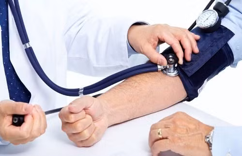 7. Chữa bệnh huyết áp cao: Uống nước bắp luộc mỗi ngày 2-3 lần, mỗi lần 200cc cho đến khi huyết áp trở lại bình thường và ổn định. Dùng 30g râu bắp với 300cc nước sắc cạn còn 100cc, uống 1 lần mỗi ngày. Ảnh: steptohealth.com.