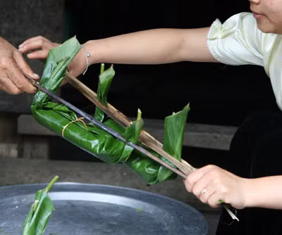 Nướng thì phải đặt áp vào than, nước ngọt và thơm của nó chưa kịp rớt xuống. Khi nướng, không phải xoay nhiều lần mà nướng chín một bên, sau đó nướng tiếp bên còn lại. Dùng hai ngón tay bấm thấy mềm là rêu đã chín.