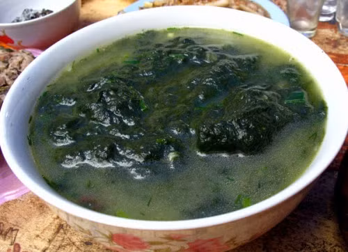 2. Rêu đá nấu canh: Lấy chày gỗ đập nát rêu cho hết tạp chất bám trên đó rồi rửa sạch. Cắt rêu thành các đoạn nhỏ, cho vào nước luộc gà hoặc xương hầm. Bạn sẽ có món ăn ngọt vị mà rất đặc biệt. Ảnh: mocchauonline.com.