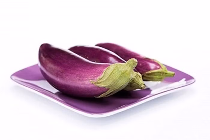 1. Cà tím: Giảm mỡ, tiêu thực. Canh gà cà tím. Cà tím 200g, mã đề 15g, hành 10g, gừng 5g, tỏi 10, dầu mè, nước tương (xì dầu) một lượng thích hợp. Cà rửa sạch, cắt miếng, mã đề làm sạch; hành cắt khúc, gừng cắt lát; tỏi bỏ vỏ, cắt khô. Để chảo nóng đổ dầu vào, chờ dầu nóng bỏ gừng, hành vào phi thơm; rồi bỏ cà, mã đề vào trộn đều, bỏ muối và một ít nước vào xào chín là được. Mỗi ngày ăn một lần. Ảnh: Alobacsy.
