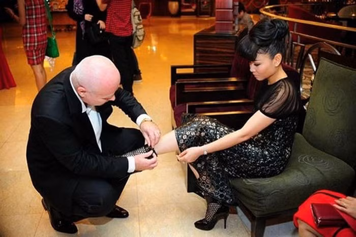 Không chỉ mang lại cho Thu Minh cuộc sống giàu có, chồng ngoại quốc còn khiến người phải ngưỡng mộ khi chiều vợ hết mực. Anh luôn theo sát bên vợ để chăm sóc và ủng hộ nữ ca sỹ "đường cong". Ảnh: Yannews.