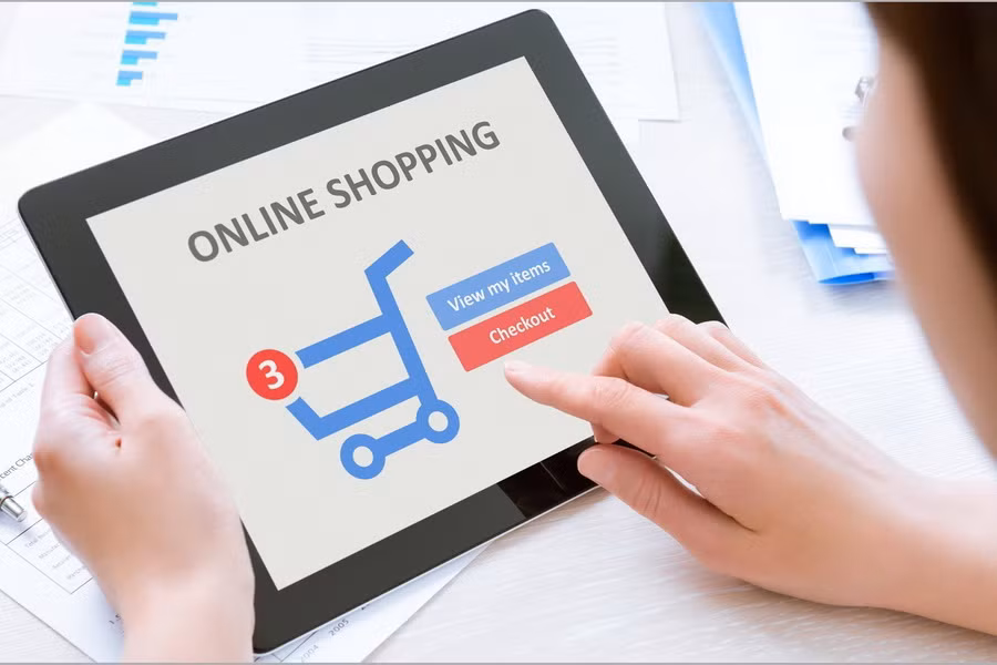 1. Đọc phản hồi từ người mua trước: Đây là nguồn thông tin khá khách quan và chính xác cho bạn tham khảo khi mua quần áo trên mạng. Bạn có thể xem nhận xét của họ về chất liệu, kiểu dáng, đường may và quan trọng nhất là kích cỡ trang phục. Ảnh: doisongphapluat.com.
