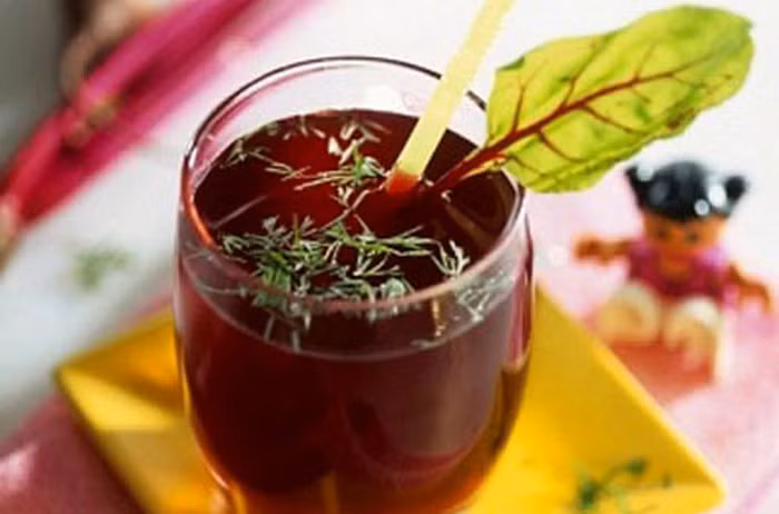 Nước rau dền dại pha đường. Rau dền dại tươi dùng cả cây 500g, rửa sạch, xay sinh tố chắt nước và pha thêm chút đường trắng. Mỗi lần uống khoảng 200ml, mỗi ngày uống 3 lần. Ảnh: Caynhalavuon.