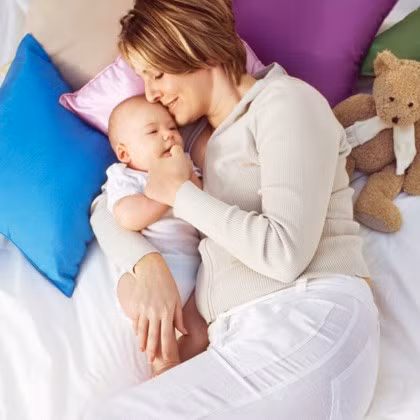 Với trò chơi này, mẹ chỉ cần nằm trên giường thôi cũng có thể trông con và chơi với con rồi... Ảnh: meyeucon360.com.
