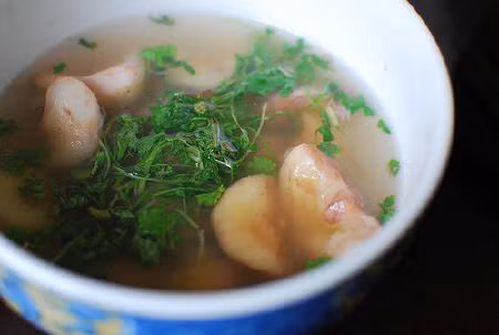 Chiên thịt gà, xào cà chua paste, hành tây, cà rốt, hành tây, lá bay và lá húng tây cho thơm. Đổ nước lạnh vào nồi, cho thịt gà, củ ấu nấu lửa nhỏ cho mềm. Nêm 1/2 muỗng cà phê muối, tiêu cho vừa ăn. Làm sệt nước xốt với bơ và bột mì. Múc gà, củ ấu vào dĩa, lượt lại nước xốt cho mịn. Dùng nóng. Ảnh: Cooky.vn.