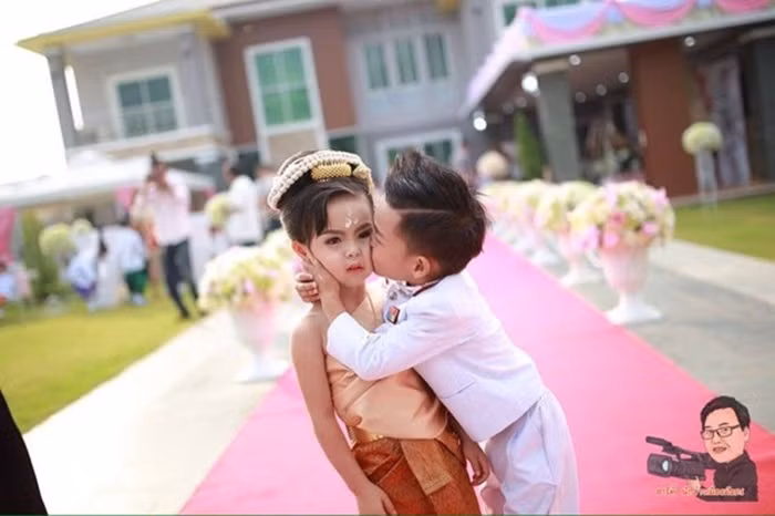 Vì thế, cha mẹ đã tổ chức lễ cưới để chứng tỏ cho thần linh thấy, đôi trẻ vẫn khỏe mạnh, sống tốt và yêu thương nhau. Lễ cưới đã theo đúng nghi thức truyền thống. Chú rể mang rất nhiều quà cưới, tiền mặt, trang sức có giá trị (tổng quà cưới lên đến 2 tỷ đồng) đến cầu hôn cô dâu. Ảnh: Yantv.