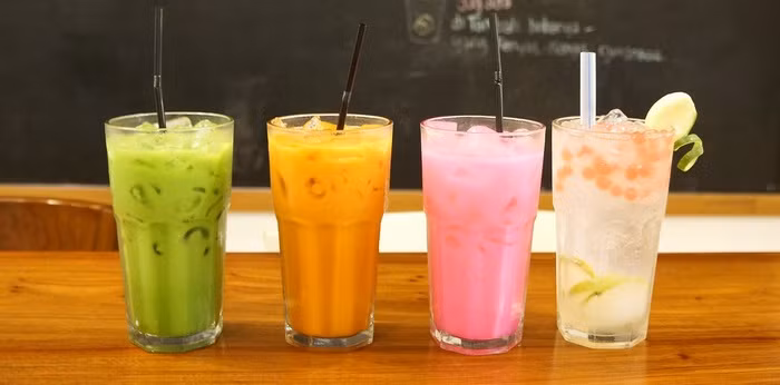 8. Trà sữa. Là món quen thuộc với hầu hết giới trẻ châu Á, nếu không có trà thì món ăn này chẳng còn được gọi là trà sữa nữa. Trà xanh được dùng như nguyên liệu chính, thêm các loại vị khác nhau tạo thành rất nhiều loại thức uống hấp dẫn như trà xanh sữa xoài, trà xoài kem sữa, trà sữa Hokkaido, trà sữa Okinawa, trà sữa ô long, trà ô long kem sữa. Ảnh: Vietblend.