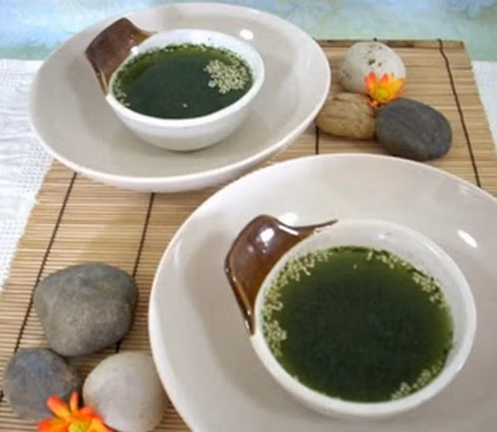 2. Làm nước dùng trong món súp hoặc hầm. Khi nấu nước dùng làm súp hoặc hầm thức ăn, có thể cho ít lá trà vào nước súp hoặc nước hầm để tăng hương vị cho món ăn. Dùng trà đen cho xúp thịt bò, thịt heo và trà xanh cho xúp thịt gà, hải sản. Vớt bỏ lá trà sau khi nấu xong. Món ăn từ trà xanh này đảm bảo có hương vị lạ hơn bất kỳ loại súp thông thường nào khác. Ảnh: Anchay.