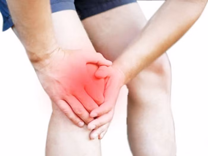 Làm dịu đau khớp. Rất đơn giản, chỉ quấn giấy bạc vào vùng da bị đau bằng giấy bạc và cố định bằng một miếng băng gạc. Bạn nên áp dụng phương pháp này khoảng 10-12 ngày, sau đó dừng lại khoảng 1-2 tuần, nếu vẫn đau thì lại quấn tiếp. Ảnh: Thoaihoakhop.