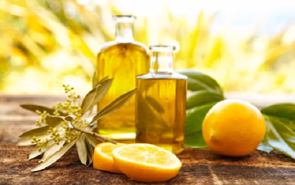 Chanh và dầu oliu. Rửa sạch chanh, ngâm nước muối loãng 10 phút rồi rửa lại nước sạch. Sau đó bào vỏ chanh cho vụn, bỏ vào lọ thủy tinh sạch. Cuối cùng, đổ dầu ô liu vào lọ cho ngập vỏ chanh bào, để lọ ở nơi thoáng mát khoảng 2 ngày là dùng được. Ảnh: Hoaanhdao.