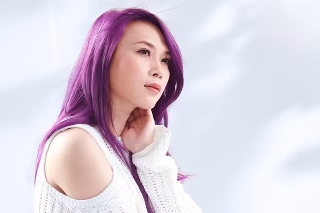 4. Màu tím. Màu tím sang chảnh vốn là yêu thích của những cô nàng cá tính, nghịch ngợm. Nhưng xu thế hiện nay màu tím này lại rất nhiều người kể ra người bình thường cũng có thể nhuộm được. Nó rất thích hợp cho những cô nàng năng động. Ảnh: vtv.vn.