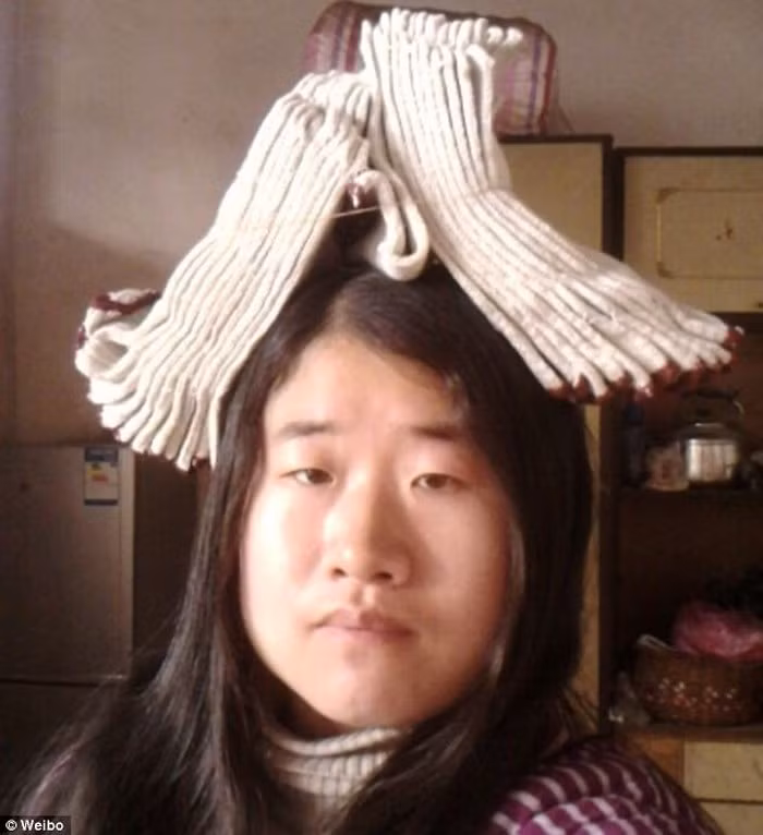 Cô nàng xấu xí ở Trung Quốc. Wang Shou-Ying, đến từ thành phố Taian, Sơn Đông, Trung Quốc, có hơn 75.000 người theo dõi chỉ sau 42 ngày xuất hiện trên mạng xã hội Weibo. Dù ngoại hình không mấy nổi bật, song tên tuổi của cô gái này lại nhanh chóng được biết đến nhờ ý tưởng thiết kế mũ độc lạ. Ảnh: Weibo.